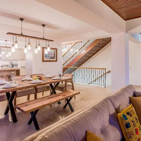 4 Bedroom Luxury 1210